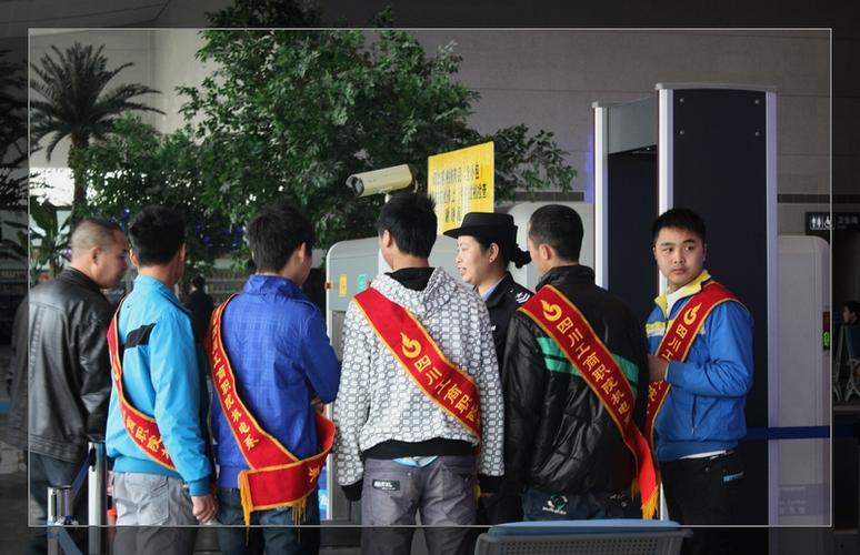 暖春三月学雷锋，志愿者们在行动